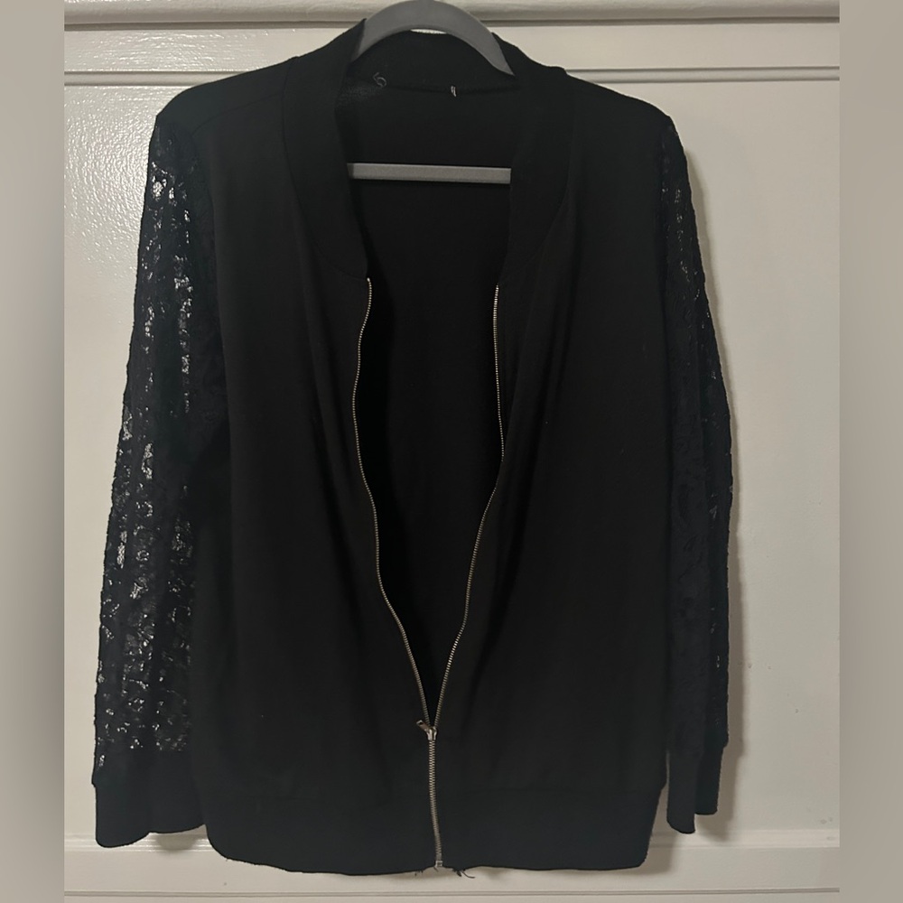 Size XL- pre-owned sweater with lace sleeves